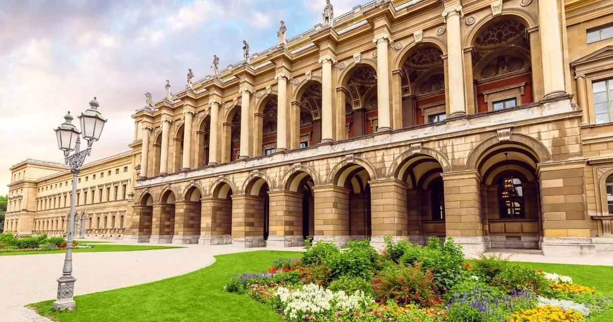 Munich: Residenz Palace, Museum and Treasury Private Tour