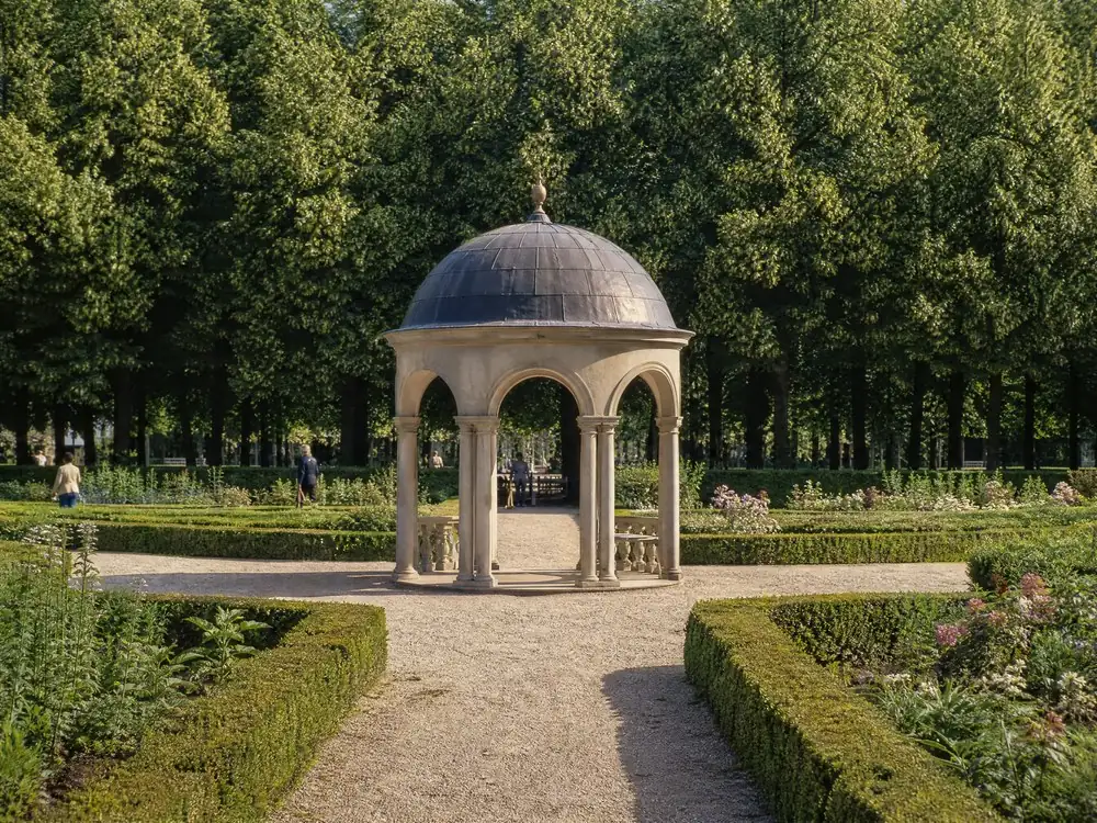 A round temple pavilion at the centre of a formal court garden